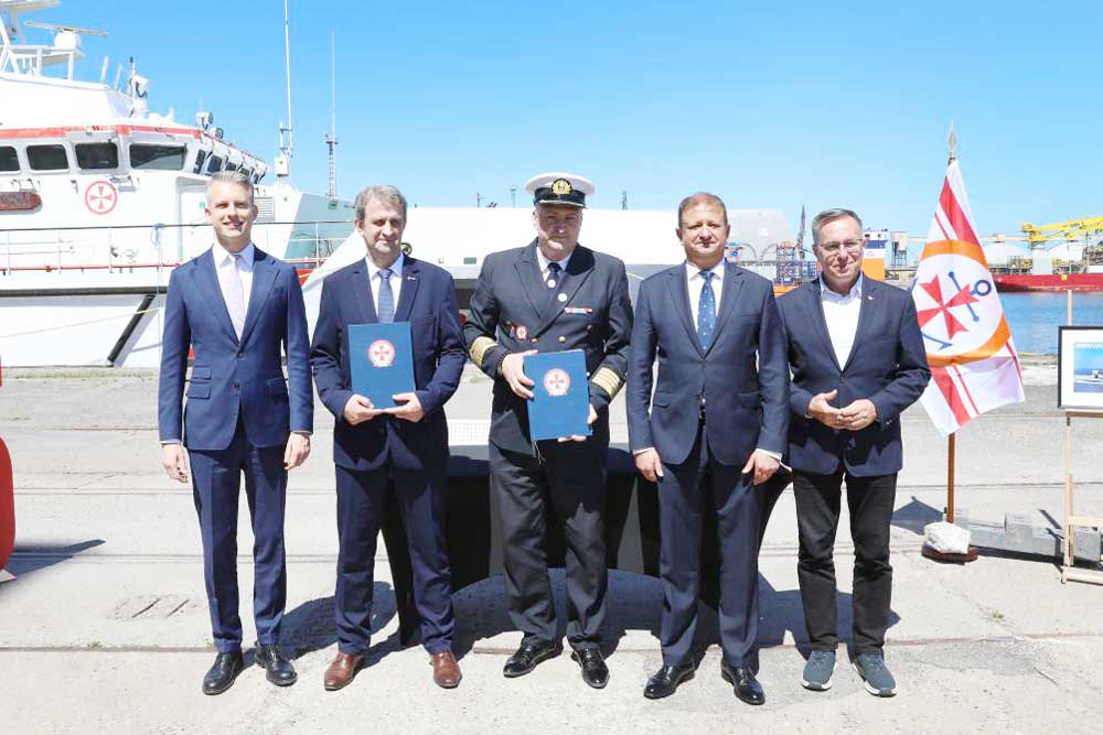 Vertragsunterzeichnung auf der Werft (© Remontowa Shipbuilding)