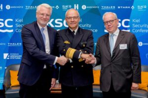 Haben gemeinsam eine Absichtserklärung für mehr Zusammenarbeit zwischen der Schiffbauindustrie und der Marine vereinbart; (v.l.): Reinhard Lüken (VSM-Geschäfstführer), Jan Christian Kaack (Inspekteur der Marine) und Hans-Christoph Atzpodien (Hauptgeschäftsführer des BDSV) (© VSM)