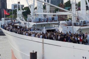 Menschen auf dem Schiff „Cap San Diego“ in Hamburg
