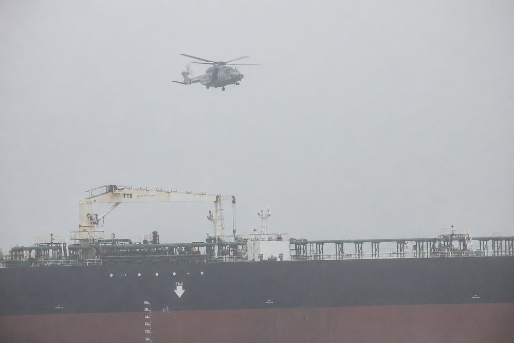 Ein heli über dem Schatennflotten-Tanker