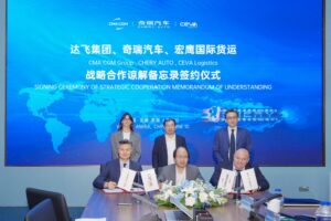 Eine Gruppe von Menschen von CMA CGM, Ceva und Chery