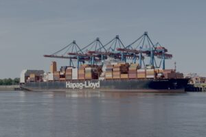 Ein Containerschiff im Hamburger Hafen