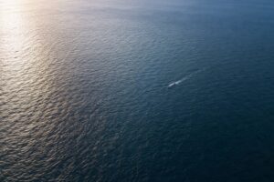 Das Meer mit einem Schiff am Horizont