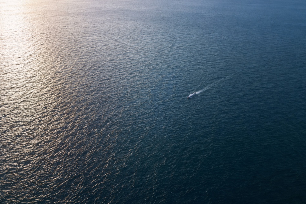 Das Meer mit einem Schiff am Horizont