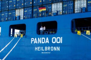 Kapitän Zbigniew Michalewski und Gerrit Krause von Tailwind Shipping Lines hissen im Hafen von Barcelona die Deutsche Flagge auf der "Panda 001". Heilbronn wurde damit erstmals Heimathafen eines Containerschiffs. (© Tailwind Shipping Lines)