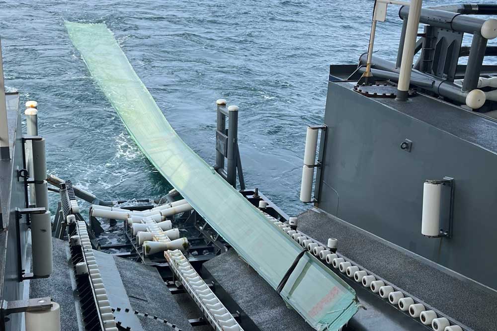 Einholen des abgebrochenen Rotorblatts in der Nordsee
