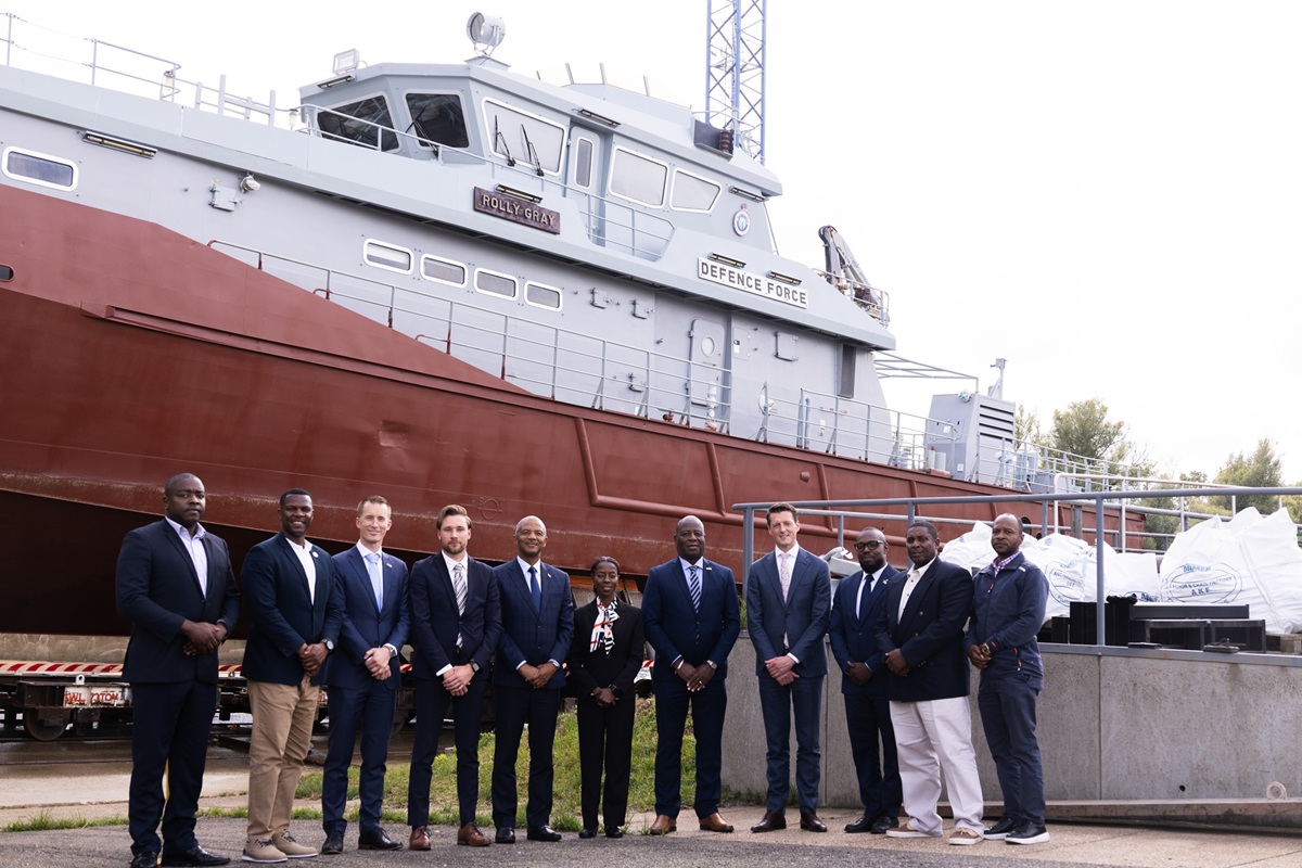 Vertreter von Damen Shipyards und der RBDF vor dem Patrouillenschiff „Rolly Gray“ in Gorinchem