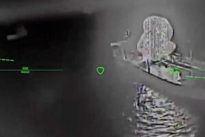 Drohnenaufnahme eines Tankers im Asowschen Meer, der angegriffen wird