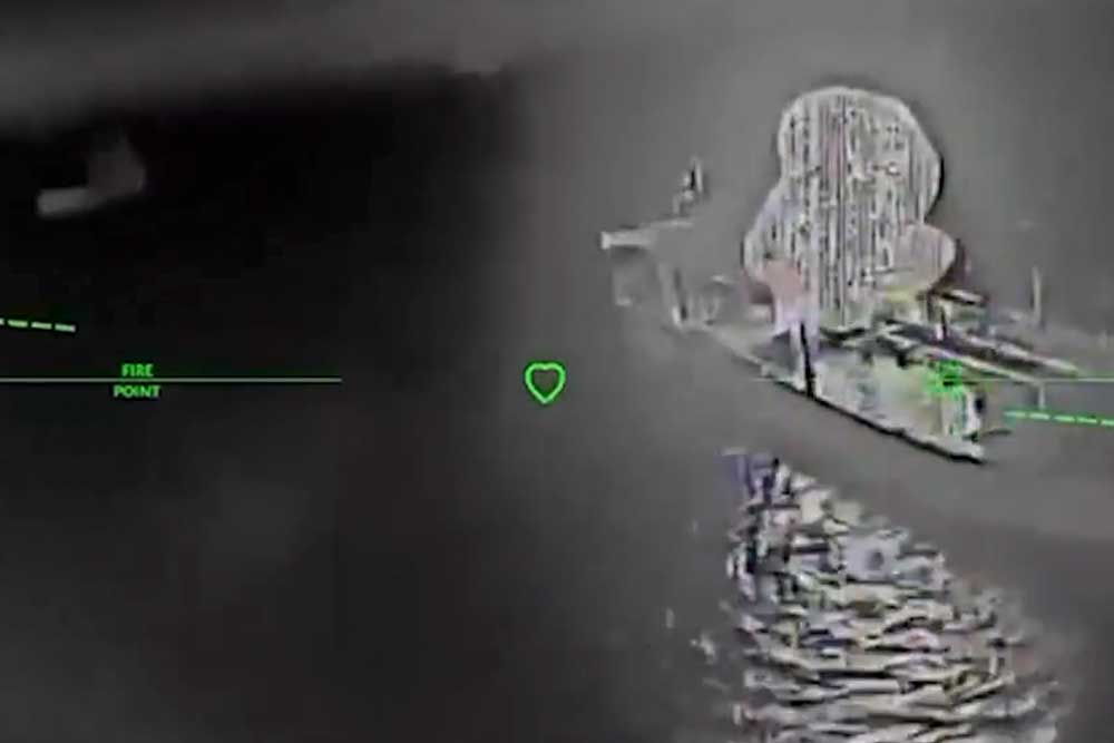 Drohnenaufnahme eines Tankers im Asowschen Meer, der angegriffen wird
