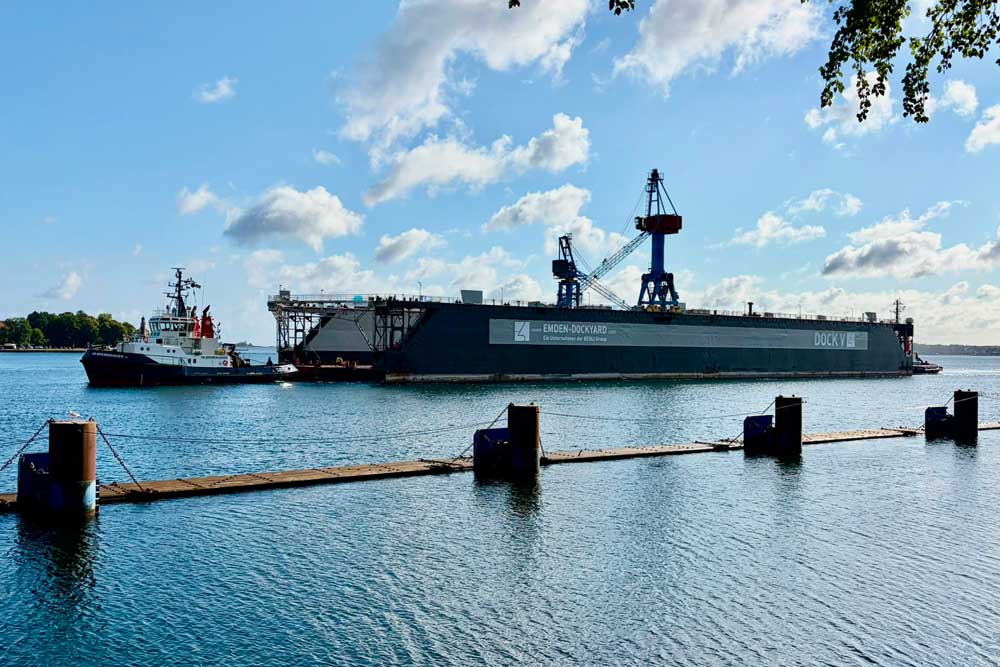 Schwimmdock vor dem Nord-Ostsee-Kanal, gezogen von einem Schlepper