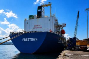 Schiff im Hafen von Freetown, Sierra Leone