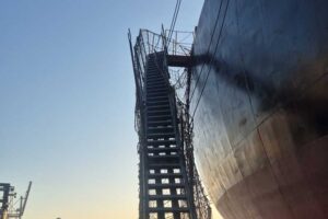 Beschädigte Gangway eines Bulkers im Hafen von Brake