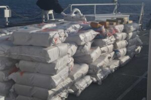 Gestapelte Plastiktüten auf einem Boot der Küstenwache