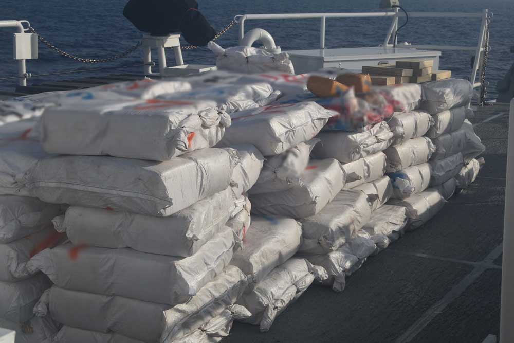 Gestapelte Plastiktüten auf einem Boot der Küstenwache