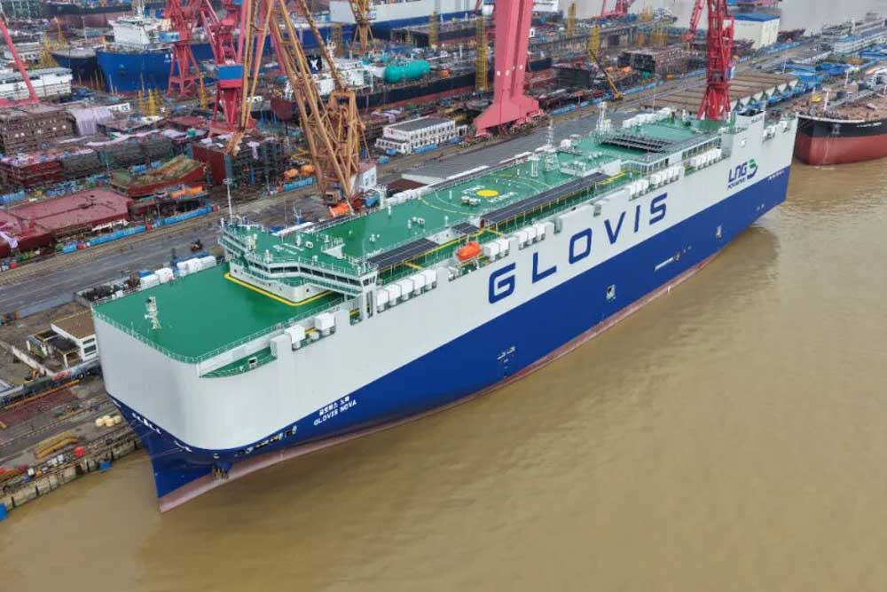Car-Carrier „Glovis Nova“ in Shanghai, im Hintergrund ein Hafen