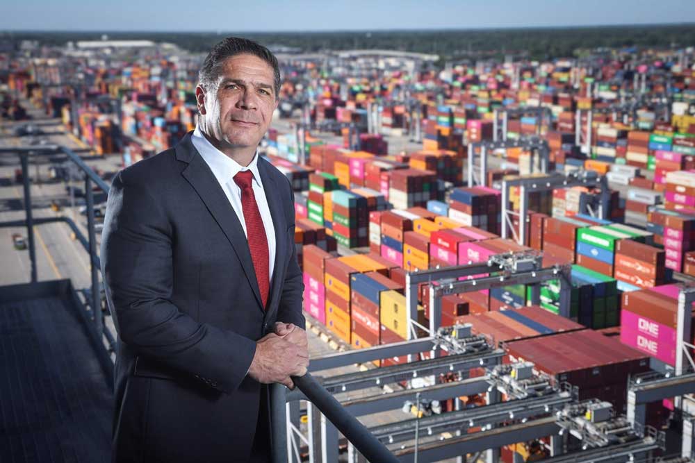 Bild von einem Mann im Anzug vor Containern