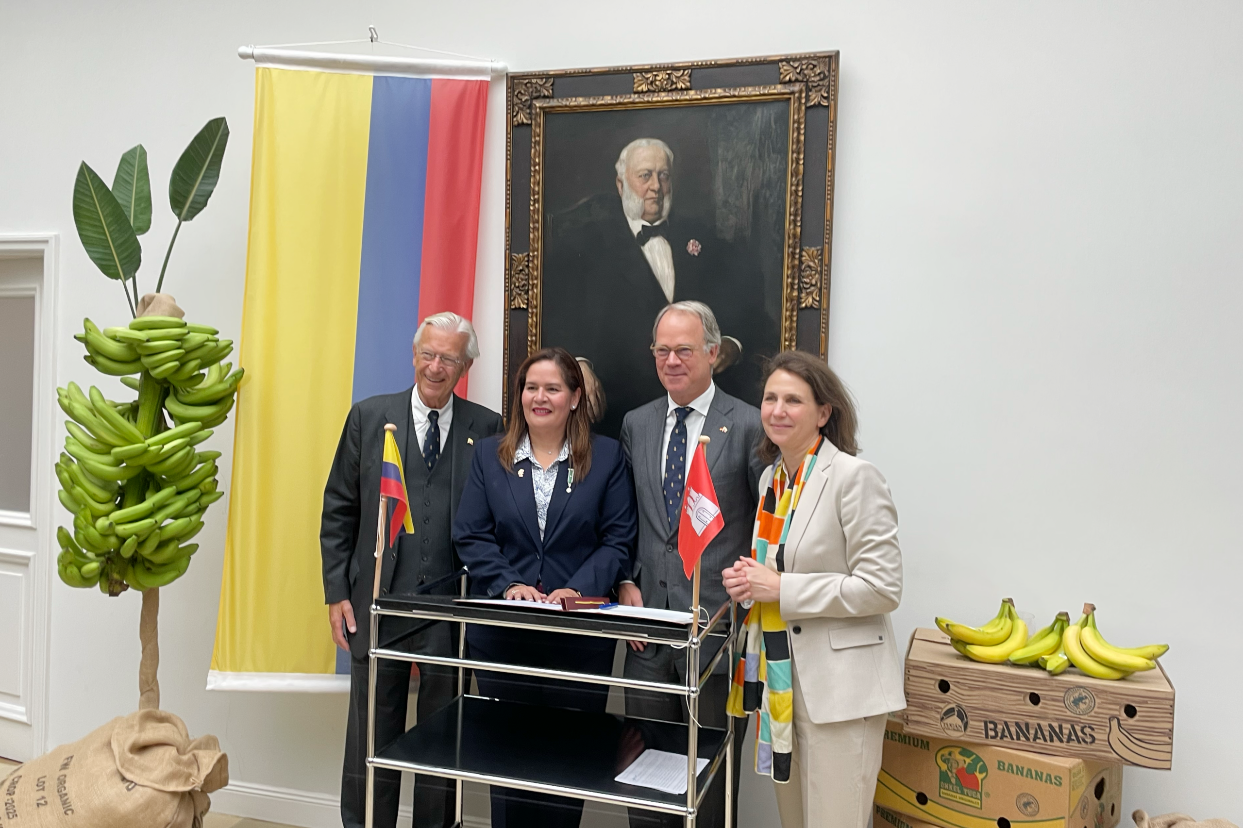 Ernennung zum Honorarkonsul (v.l.): Nikolaus W. Schües, Yadir Salazar Mejía, Nikolaus H. Schües und Liv Assmann