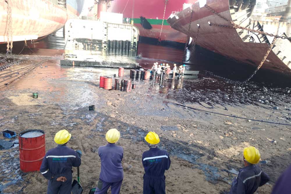 Ölunfall auf der Abwrackwerft Priya Blue im indischen Alang