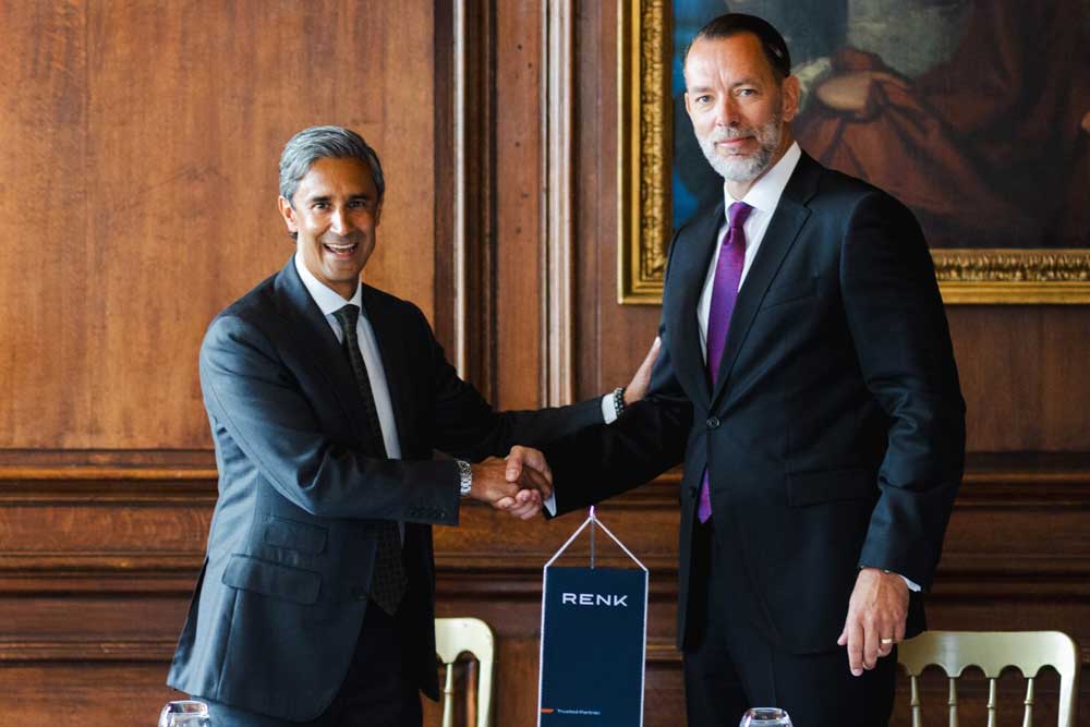 Alexander Sagel, CEO der Renk Group (r.), und Karthik Achar, Partner bei Stellex Capital Management, unterzeichneten im The Admiral’s House des Old Royal Naval College in London den Vertrag über den Erwerb von David Brown Defence