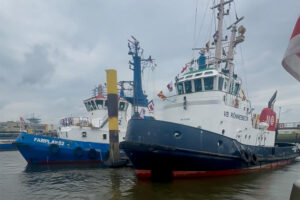 Die Schlepper Fairplay 52 und VB Rönnebeck haben die zwei neuen Liegeplätze sofort in Beschlag genommen
