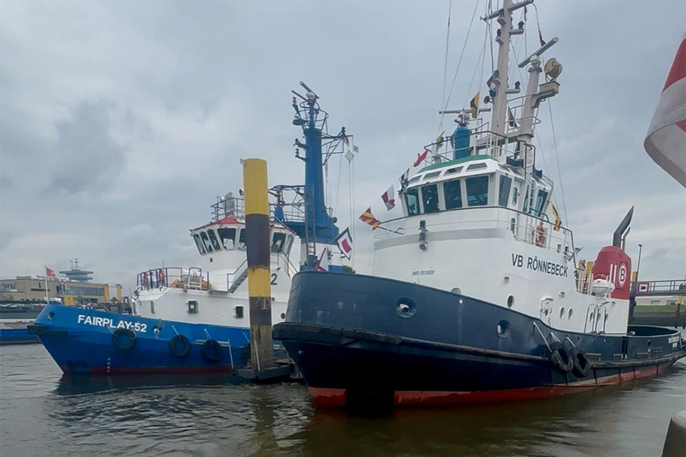 Die Schlepper Fairplay 52 und VB Rönnebeck haben die zwei neuen Liegeplätze sofort in Beschlag genommen