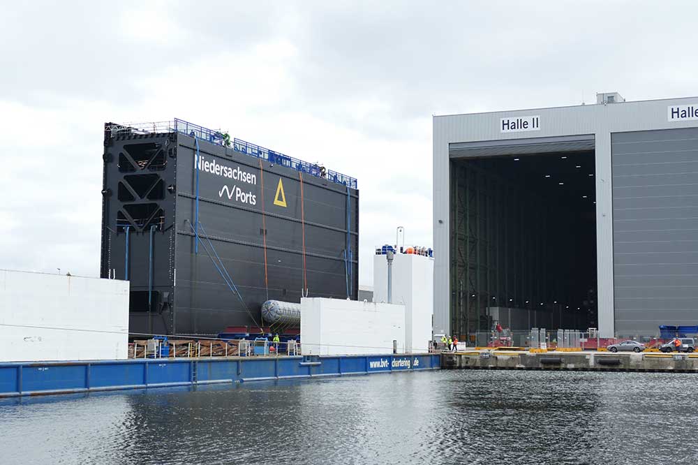 Roll-Out für 1000 Tonnen schweres Schleusentor bei Stahlbau-Nord