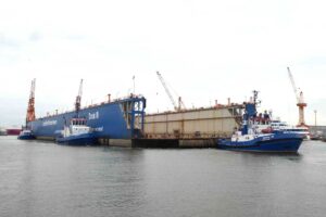 Schlepper der Reederei Fairplay verholen Schwimmdock III auf der Lloyd Werft in Bremerhaven
