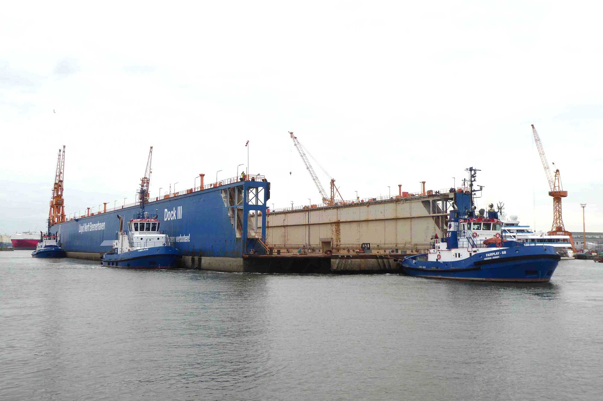 Schlepper der Reederei Fairplay verholen Schwimmdock III auf der Lloyd Werft in Bremerhaven