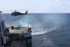 Ein Hubschrauber landet auf einem Schiff der US Navy