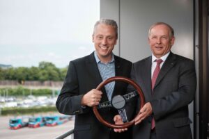 Führungswechsel bei der Mosolf Group: Patrick Oestreich (l.) übernimmt den Vorstandsvorsitz. Jörg Mosolf (r.) bleibt der Unternehmensgruppe weiterhin verbunden. (© Mosolf Group)