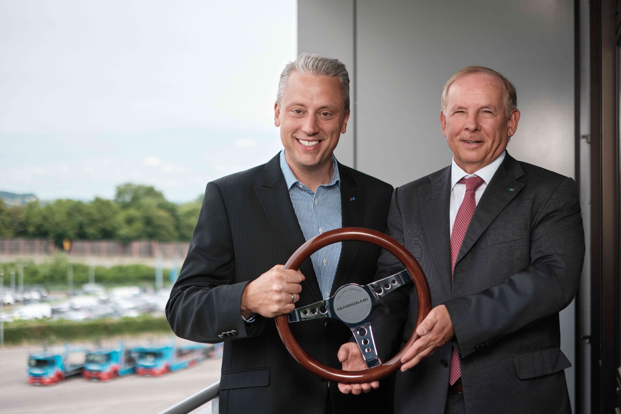 Führungswechsel bei der Mosolf Group: Patrick Oestreich (l.) übernimmt den Vorstandsvorsitz. Jörg Mosolf (r.) bleibt der Unternehmensgruppe weiterhin verbunden. (© Mosolf Group)
