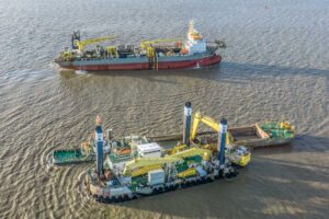 Dredger „Magnor“ (vorne) und „Gateway“