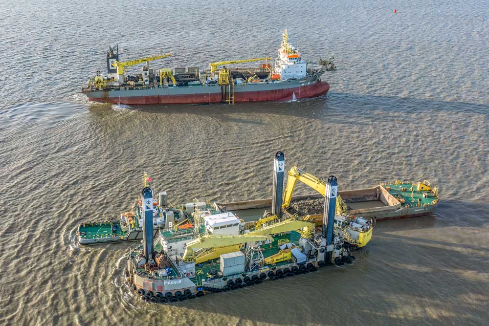 Dredger „Magnor“ (vorne) und „Gateway“