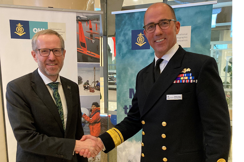 Thomas Dehling, Leiter der Nautischen Hydrographie beim BSH, den Vorsitz der NSHC von seinem britischen Vorgänger Angus Essenhigh.