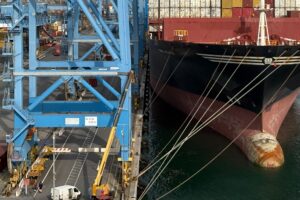 Ein Schiff im Hafen
