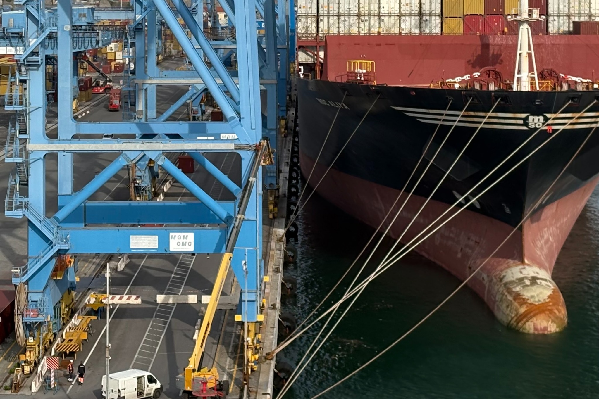 Ein Schiff im Hafen