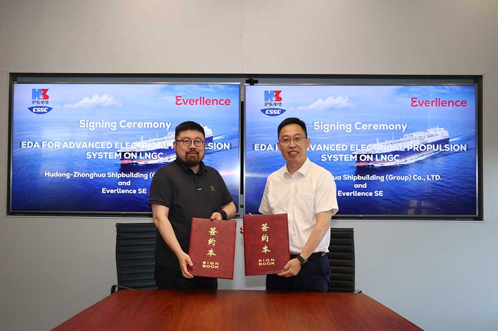 Pan Ke, Head of Sales & Projects, Four-Stroke Everllence China, und Yang Chunhua, Technical Centre Deputy Director bei Hudong-Zhonghua, bei der Vertragsunterzeichnung