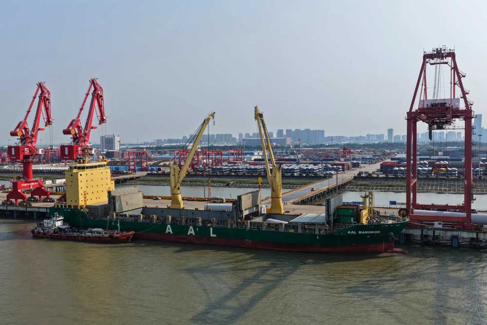 MPP-Schiff „AAL Bangkok“ im Hafen von Trincomalee