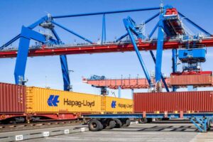 Ferngesteuerter Bahnkran am Container Terminal Altenwerder