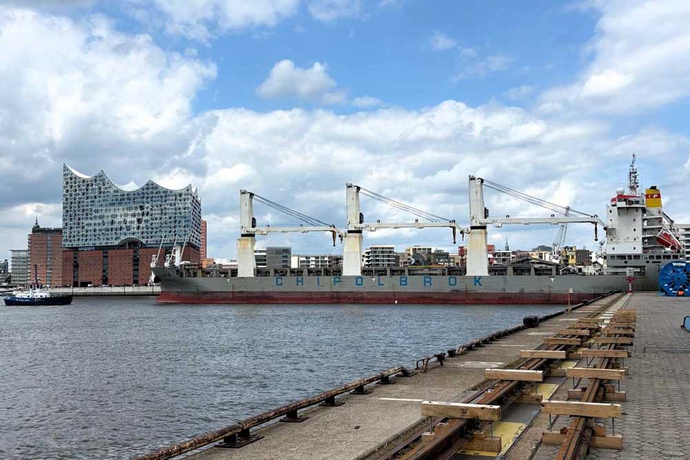 MPP-Frachter „Chipolbrok Pacific“ in Hamburg, im Hintergrund die Elbphilharmonie