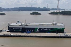 Car-Carrier „Clean Star“ im Hafen von Ningbo