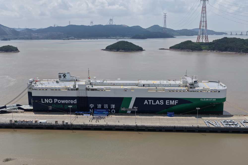 Car-Carrier „Clean Star“ im Hafen von Ningbo