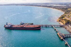 Schiff an einer Jetty