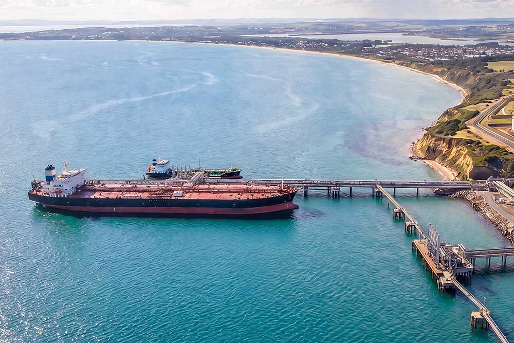 Schiff an einer Jetty