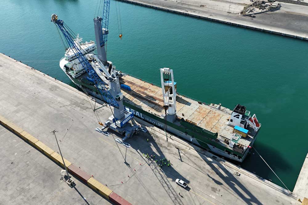 Heavylift-Schiff der SAL Group im Hafen von Tartus