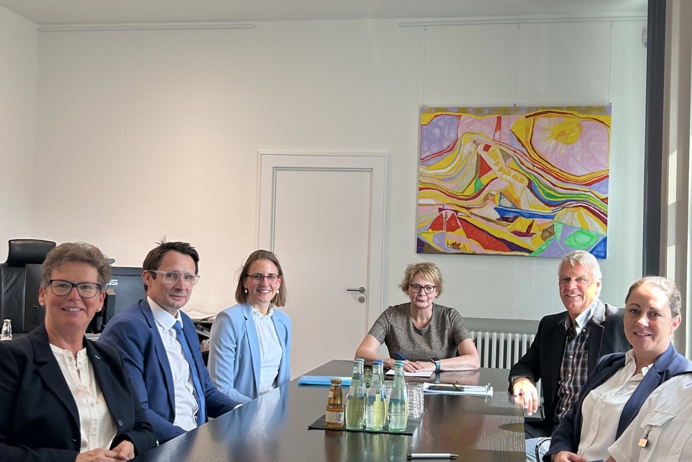 Von links nach rechts: Sandra Schaumann-Orth, GF FLH, Karsten Schönewald, GF FLH , Antonia Kuntze, Leiterin Flottenservice FLH, Innenministerin NDS Daniela Behrens, Landespolizeipräsident Axel Brockmann, Katharina Adamczuk, Landespolizei NDS (© Innenministerium NDS / HPA)