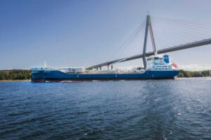 Tankschiff „Fure Vasa“ unter der Uddevalla-Brücke