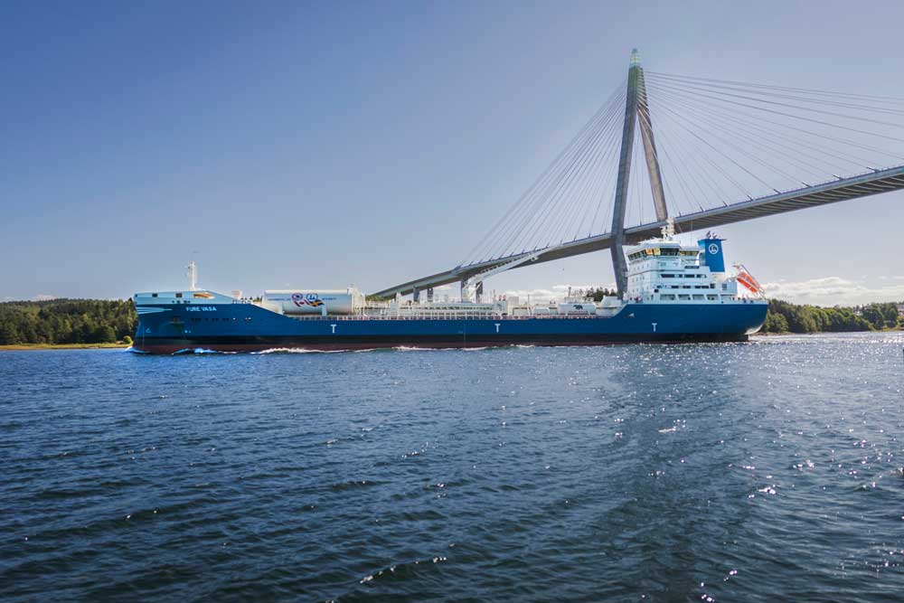 Tankschiff „Fure Vasa“ unter der Uddevalla-Brücke