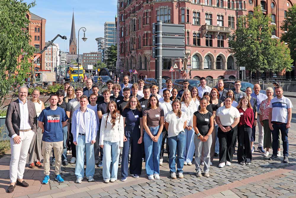Junge Menschen vor dem Gebäude der HHLA