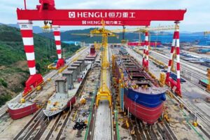 Eine Werft, auf der zwei Schiffe gebaut werden
